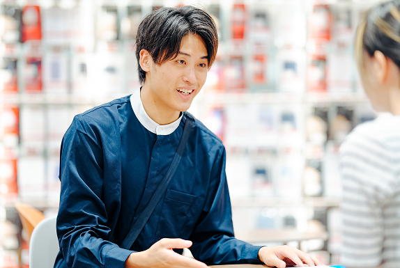 職種紹介：オフィスでの打合せの様子